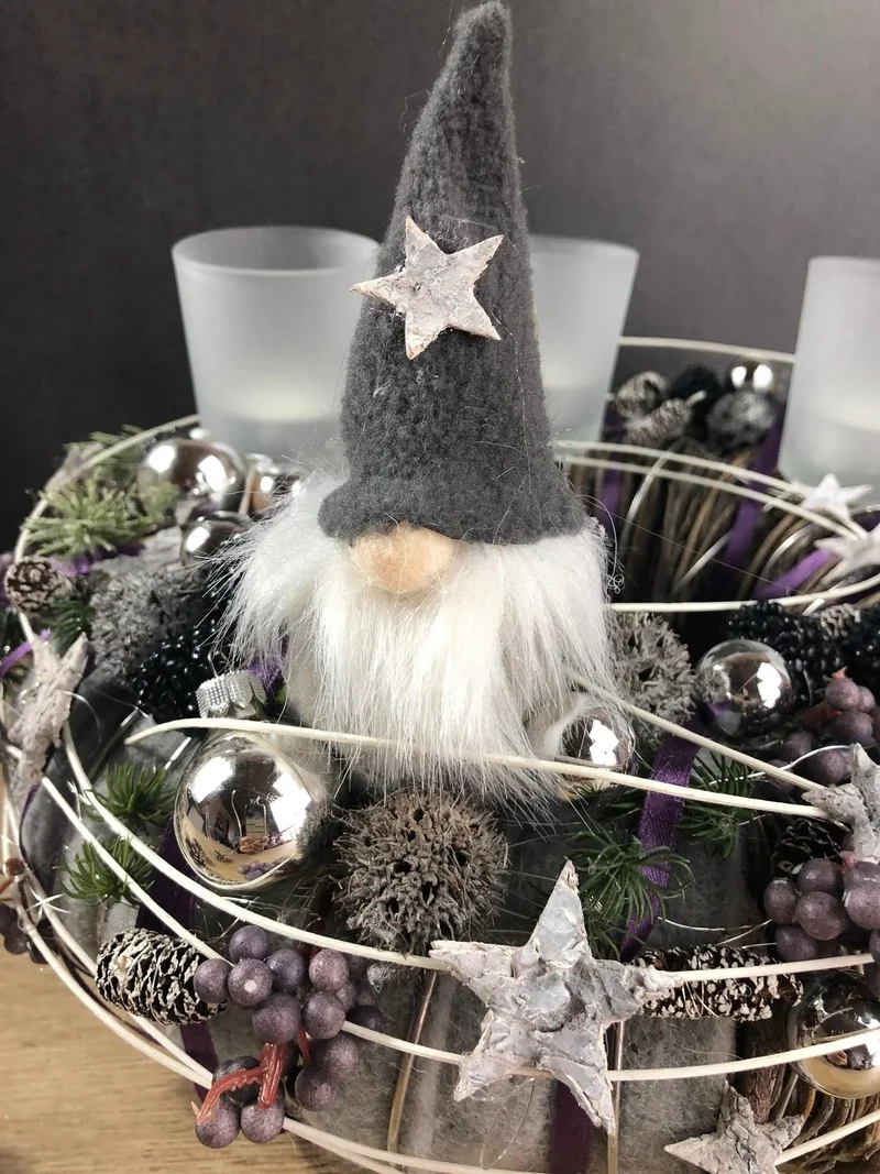 Adventskranz rund mit Wichtel und Naturmaterialien – mehrjährig mit Ta