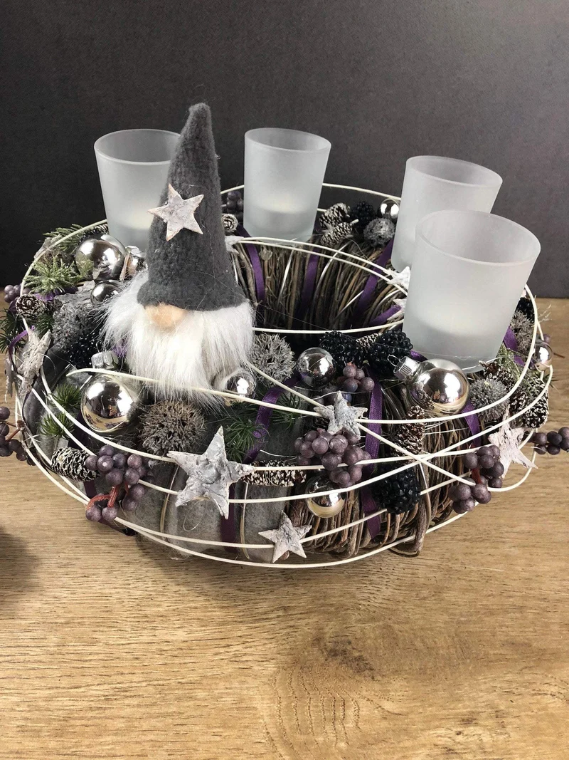 Adventskranz rund mit Wichtel und Naturmaterialien – mehrjährig mit Ta