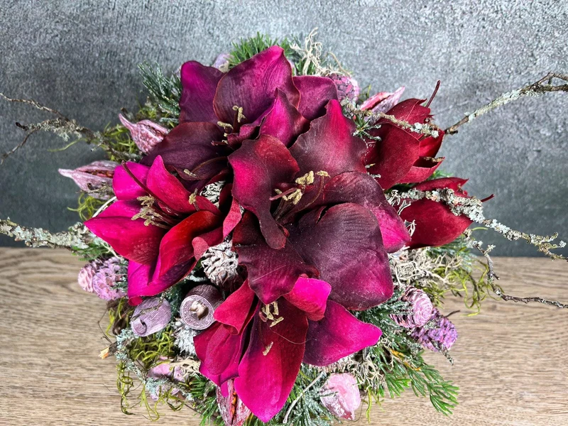 Grabgesteck Amaryllis Seidenblumen – ausdrucksstarke Grabdeko