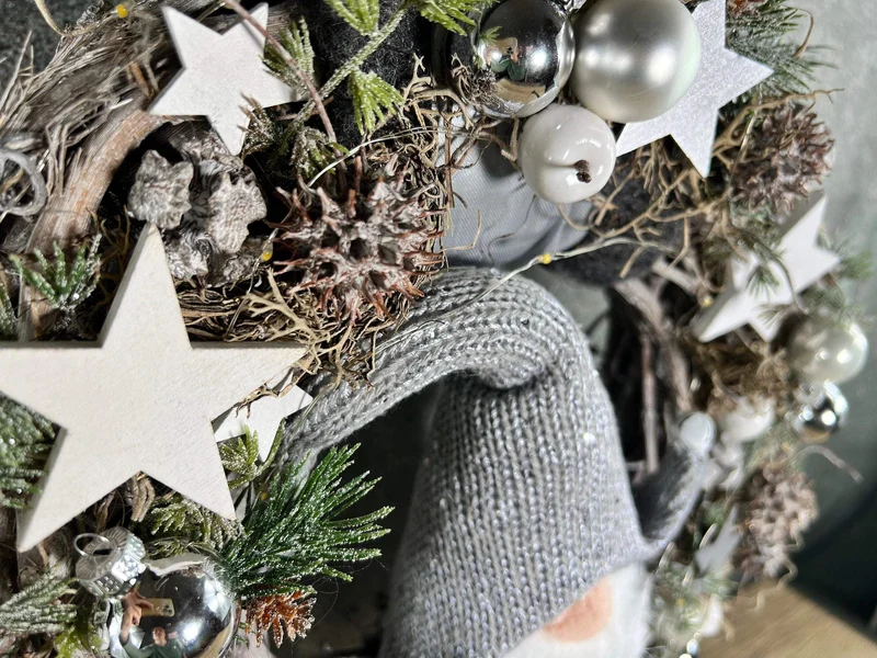 Weihnachtlicher Türkranz mit Wichtel 45cm – Wunschfarbe handgefertigt
