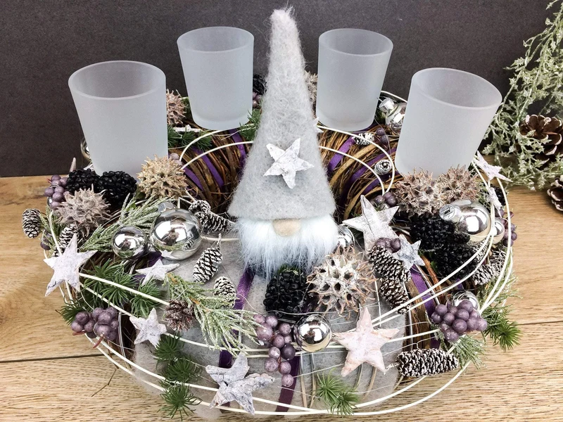 Adventskranz rund mit Wichtel und Naturmaterialien – mehrjährig festli
