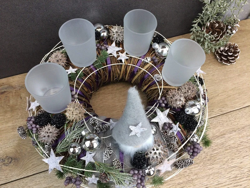 Adventskranz rund mit Wichtel und Naturmaterialien – mehrjährig festli
