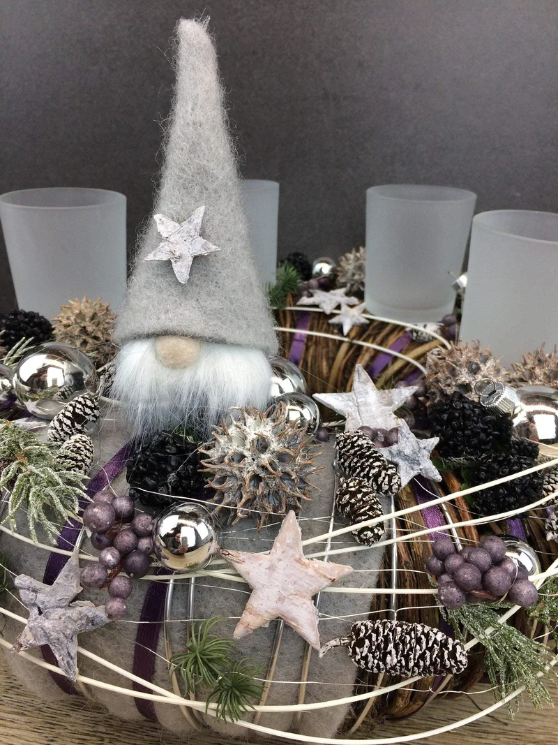 Adventskranz rund mit Wichtel und Naturmaterialien – mehrjährig festli
