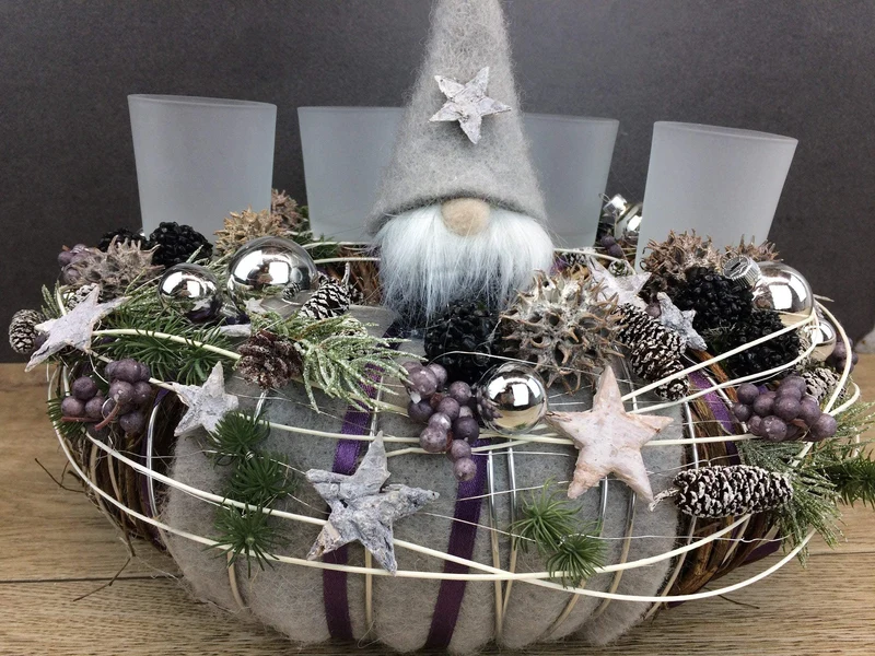 Adventskranz rund mit Wichtel und Naturmaterialien – mehrjährig festli