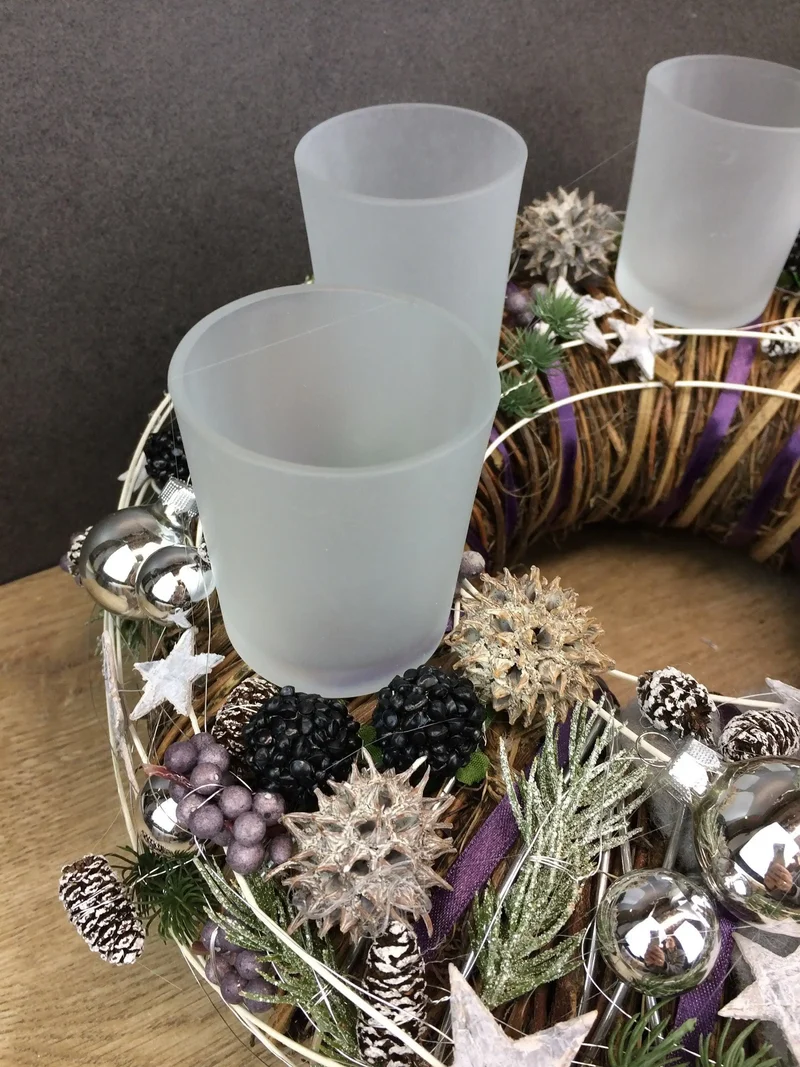 Adventskranz rund mit Wichtel und Naturmaterialien – mehrjährig festli