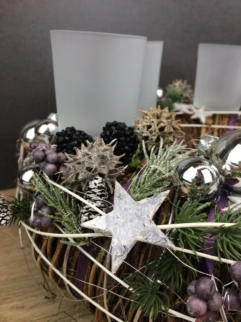 Adventskranz rund mit Wichtel und Naturmaterialien – mehrjährig festli