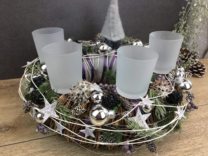 Adventskranz rund mit Wichtel und Naturmaterialien – mehrjährig festli
