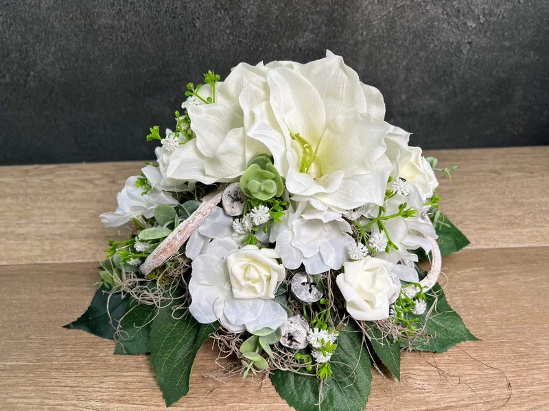 Seidenblumen Grabschmuck Rose – langlebige Grabgestaltung