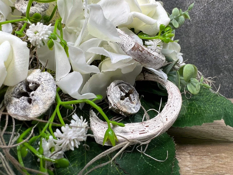 Seidenblumen Grabschmuck Rose – langlebige Grabgestaltung