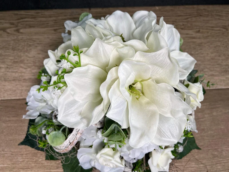 Seidenblumen Grabschmuck Rose – langlebige Grabgestaltung