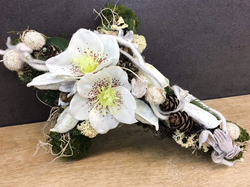 Seidenblumen Grabgesteck Christrose – Grabdekoration handgefertigt
