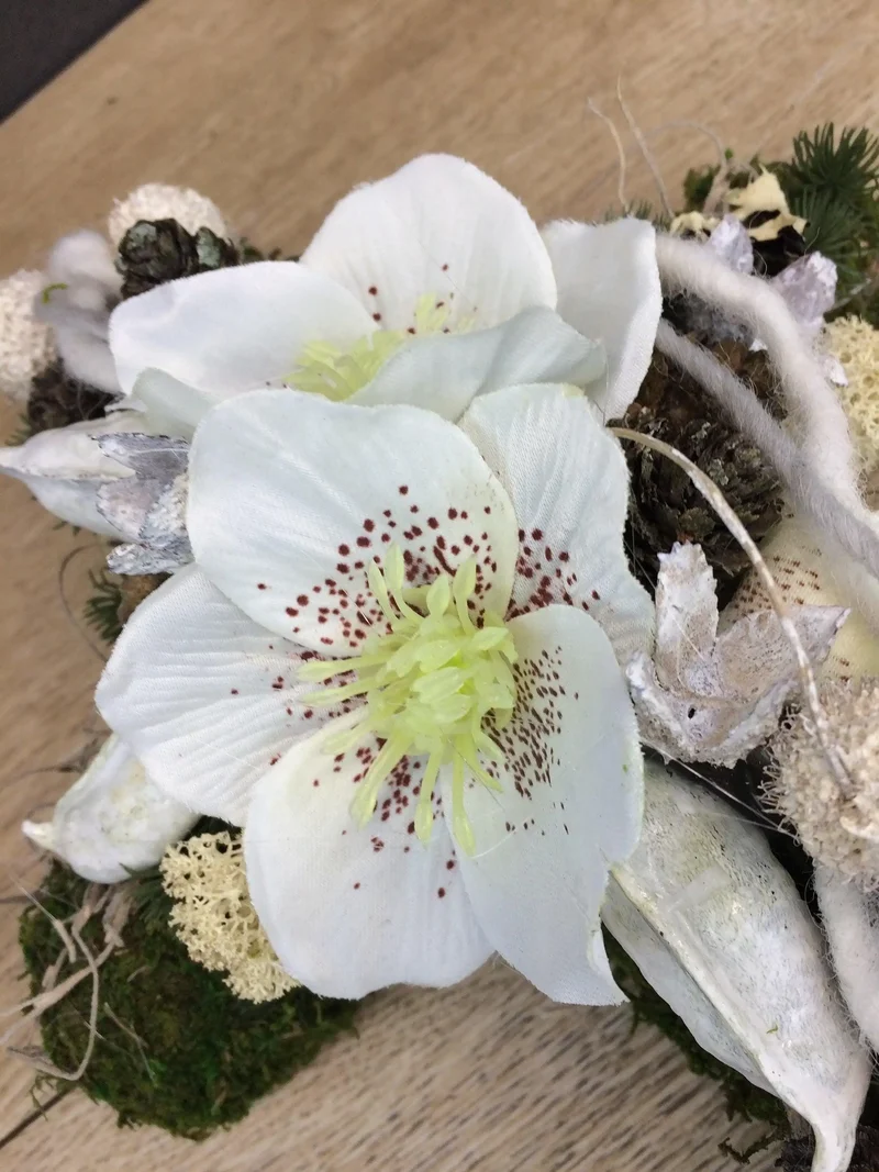 Seidenblumen Grabgesteck Christrose – Grabdekoration handgefertigt