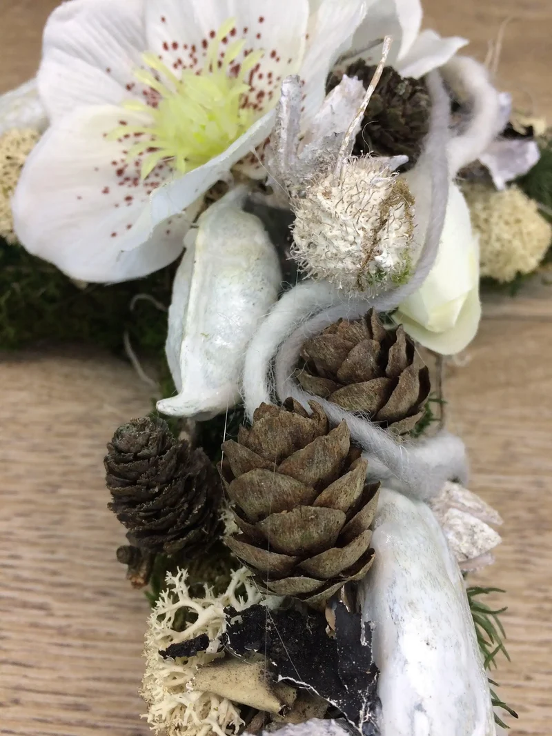 Seidenblumen Grabgesteck Christrose – Grabdekoration handgefertigt