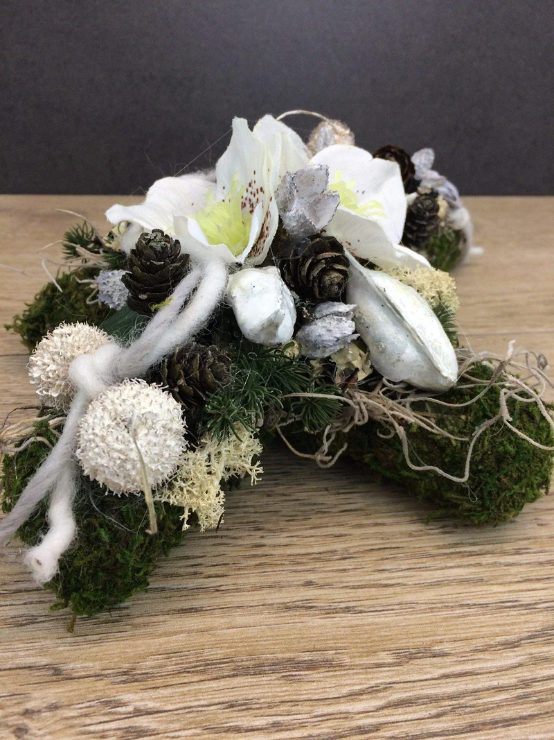 Seidenblumen Grabgesteck Christrose – Grabdekoration handgefertigt