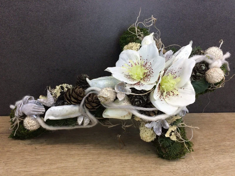 Seidenblumen Grabgesteck Christrose – Grabdekoration handgefertigt