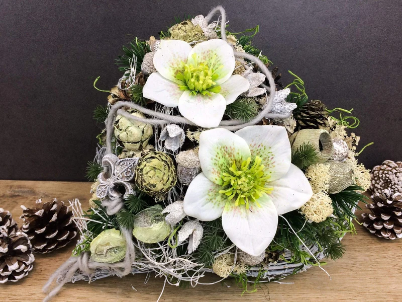 Grabherz mit Christrose – Seidenblumen Grabschmuck