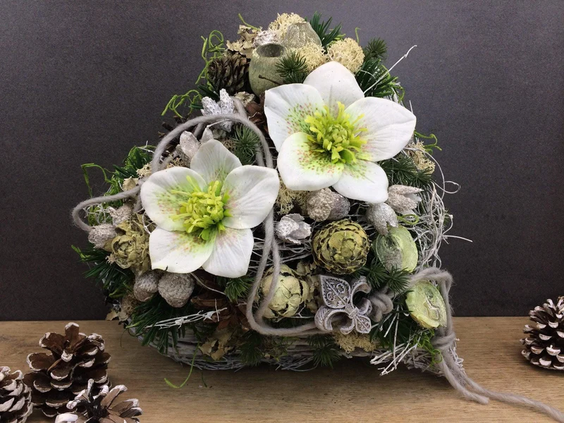 Grabherz mit Christrose – Seidenblumen Grabschmuck
