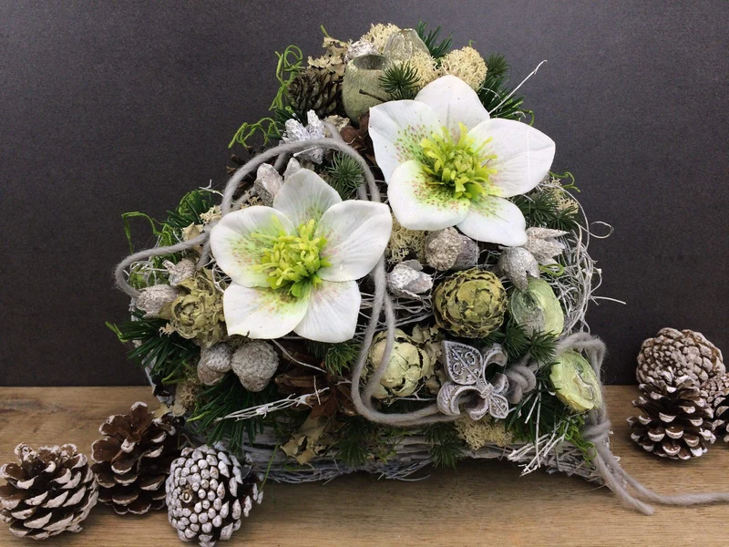 Grabherz mit Christrose – Seidenblumen Grabschmuck