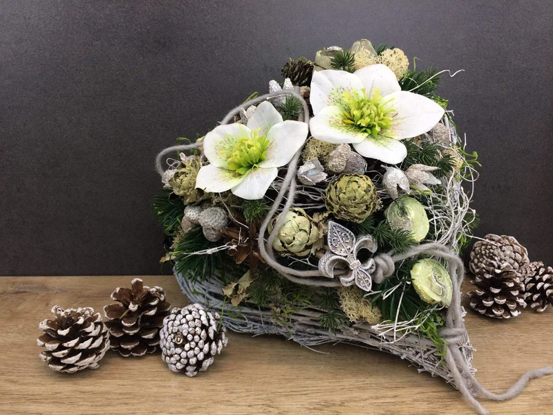 Grabherz mit Christrose – Seidenblumen Grabschmuck