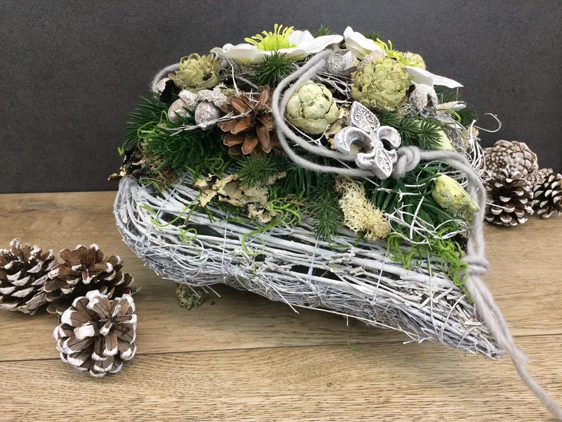 Grabherz mit Christrose – Seidenblumen Grabschmuck