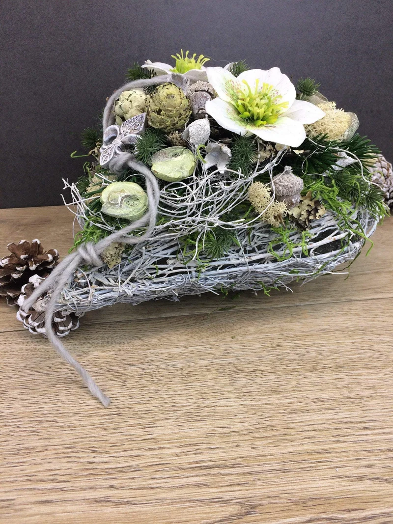 Grabherz mit Christrose – Seidenblumen Grabschmuck
