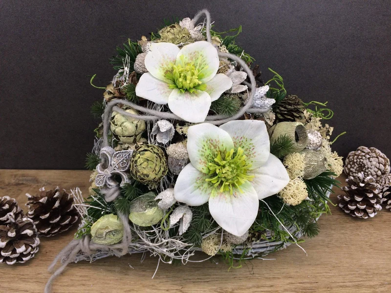 Grabherz mit Christrose – Seidenblumen Grabschmuck