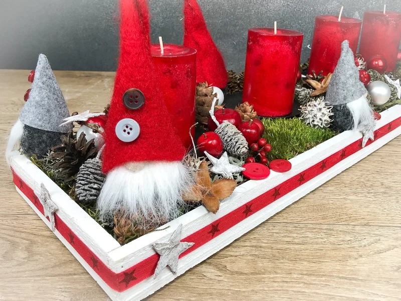 Adventsgesteck Wichtel länglich – Tischdeko Tablett handgefertigt