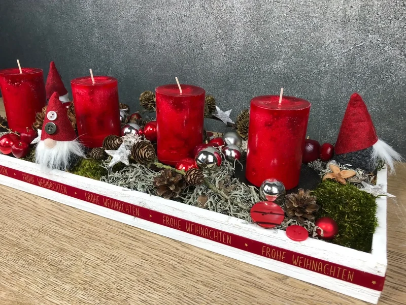 Adventsgesteck Wichtel länglich – Tischdeko Tablett handgefertigt