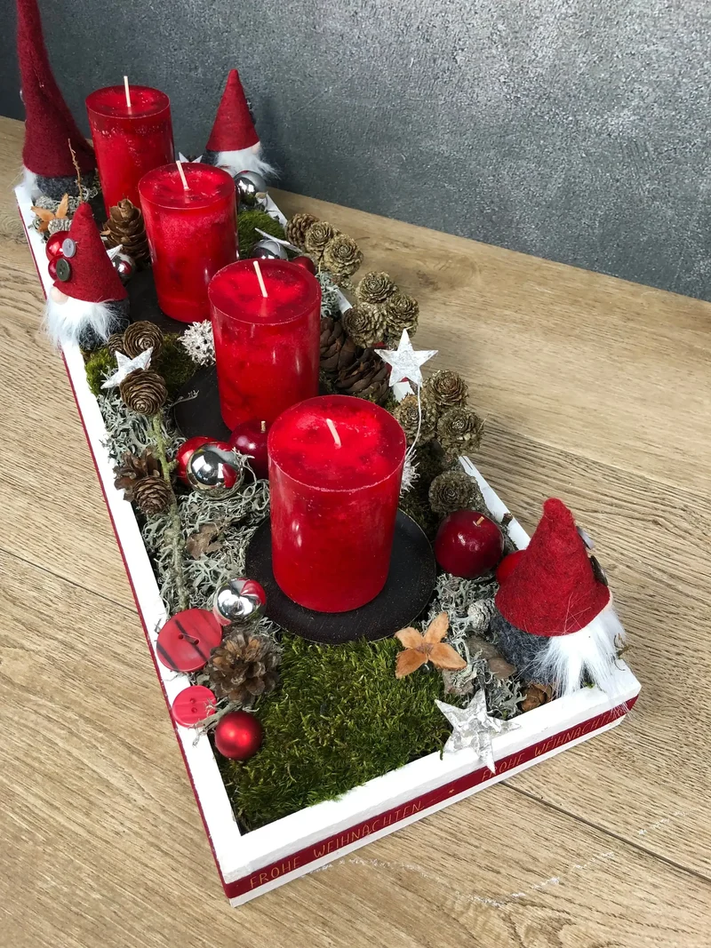 Adventsgesteck Wichtel länglich – Tischdeko Tablett handgefertigt