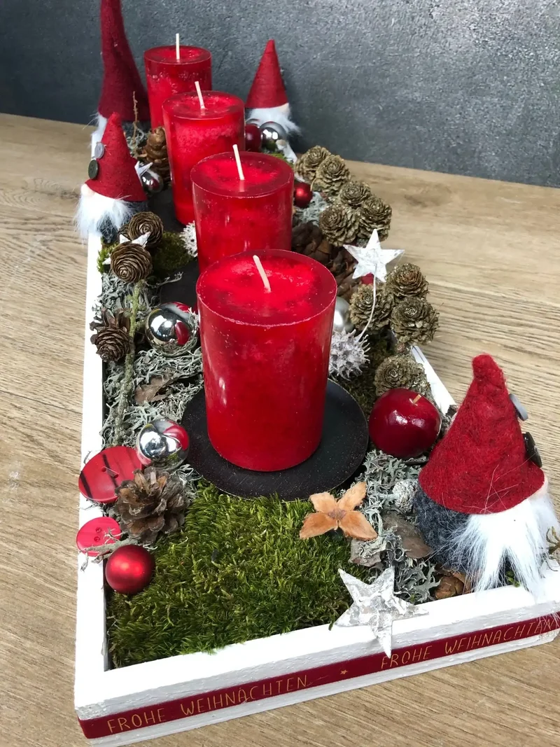 Adventsgesteck Wichtel länglich – Tischdeko Tablett handgefertigt