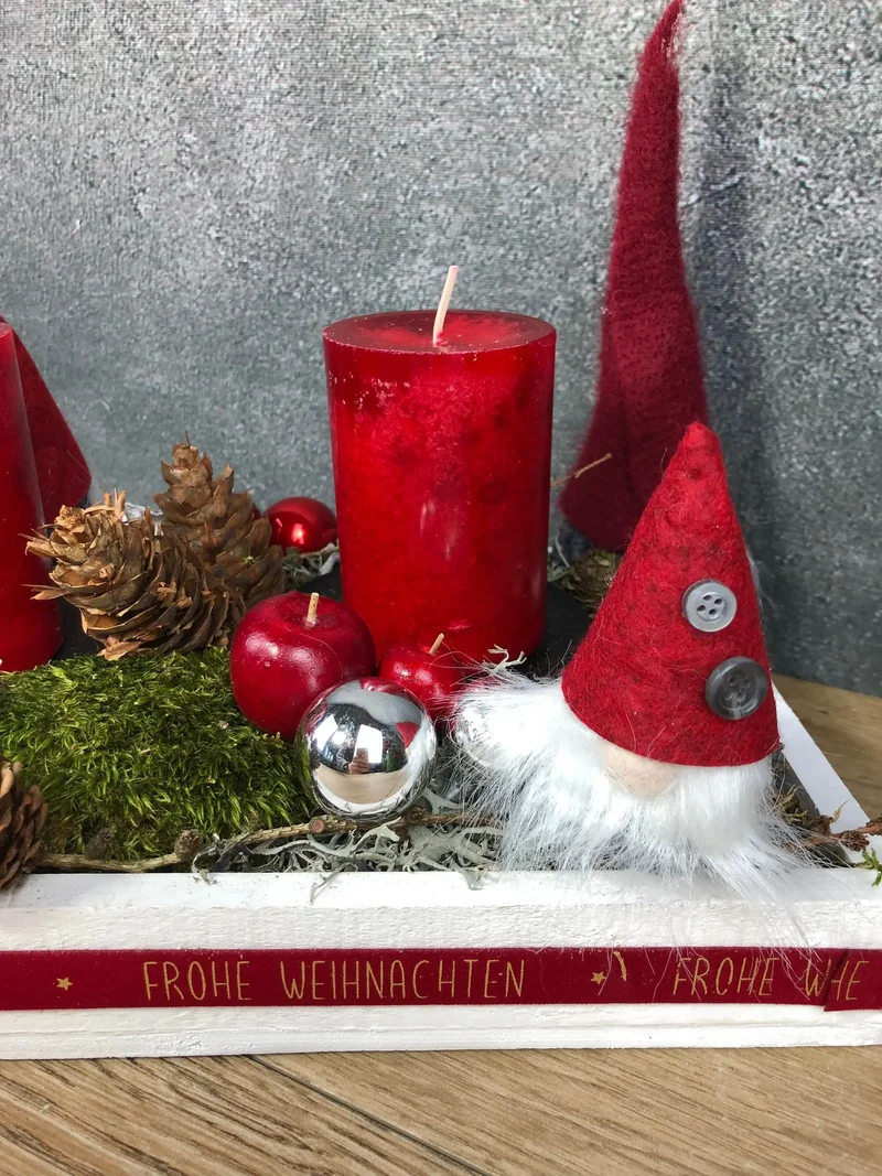 Adventsgesteck Wichtel länglich – Tischdeko Tablett handgefertigt
