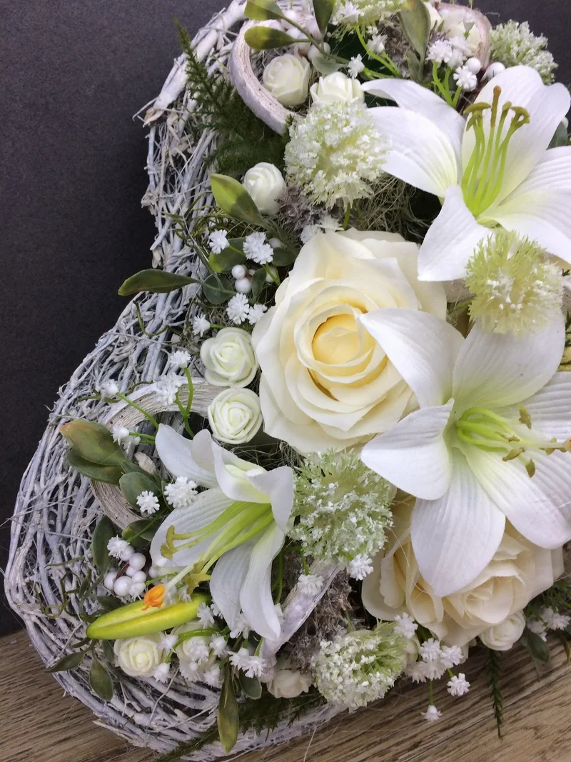 Seidenblumen Grabherz Lilie – Grabdekoration handgefertigt