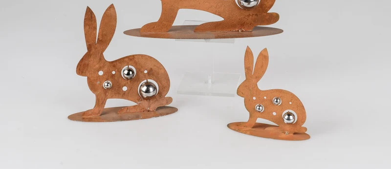 formano Hasen sitzend 2er Set – Rostiges Metall mit Durchbruch & Silberkugeln