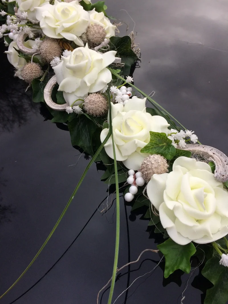 Brautauto Schmuck Hochzeit – Autogesteck aus Seidenblumen