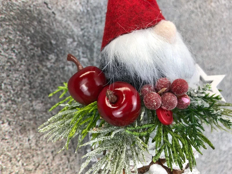 Fensterschmuck Wichtel mit roter Mütze – Weihnachtsdeko handgefertigt
