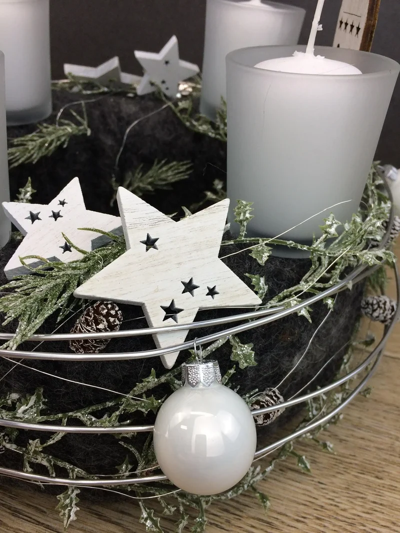 Runder Adventskranz mit Häusern und Naturmaterialien