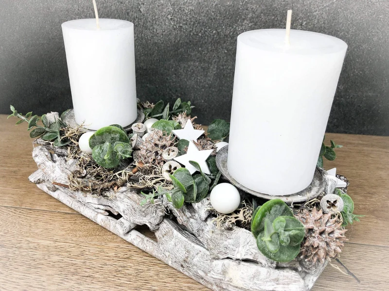 Längliches Adventsgesteck mit Eukalyptus – Tablett Zapfen Advent