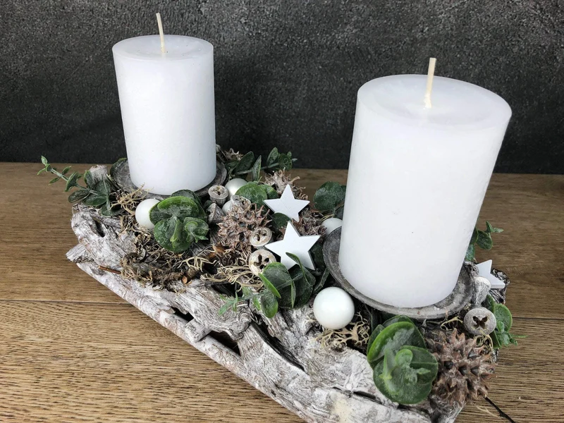 Längliches Adventsgesteck mit Eukalyptus – Tablett Zapfen Advent