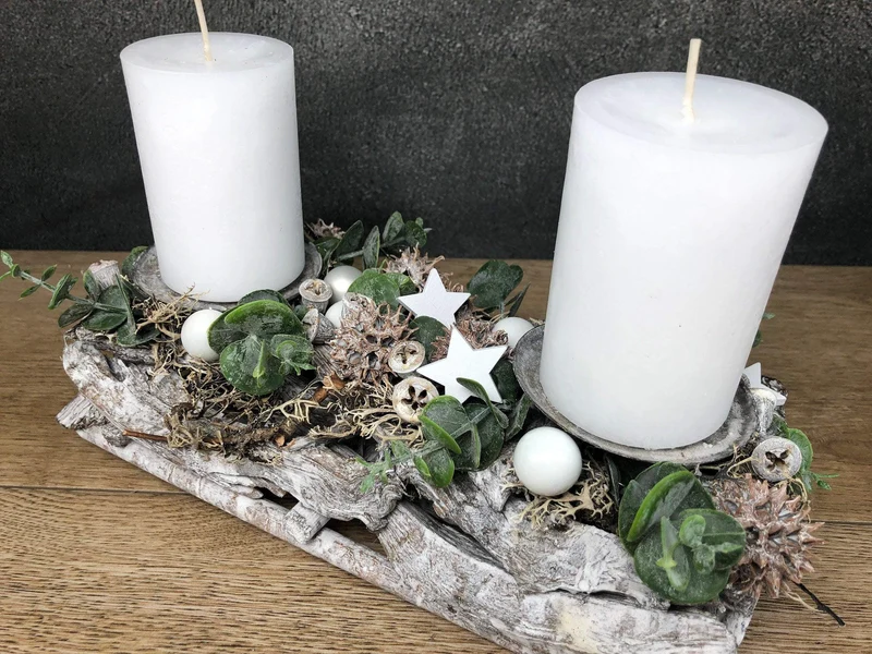Längliches Adventsgesteck mit Eukalyptus – Tablett Zapfen Advent