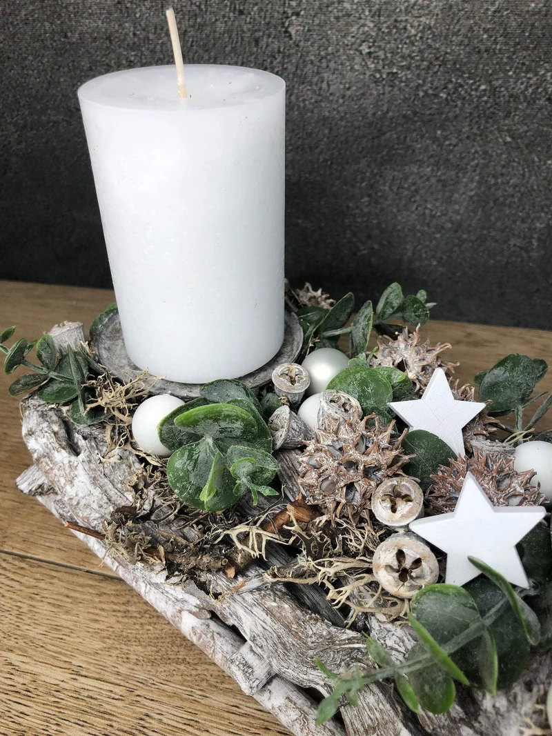 Längliches Adventsgesteck mit Eukalyptus – Tablett Zapfen Advent