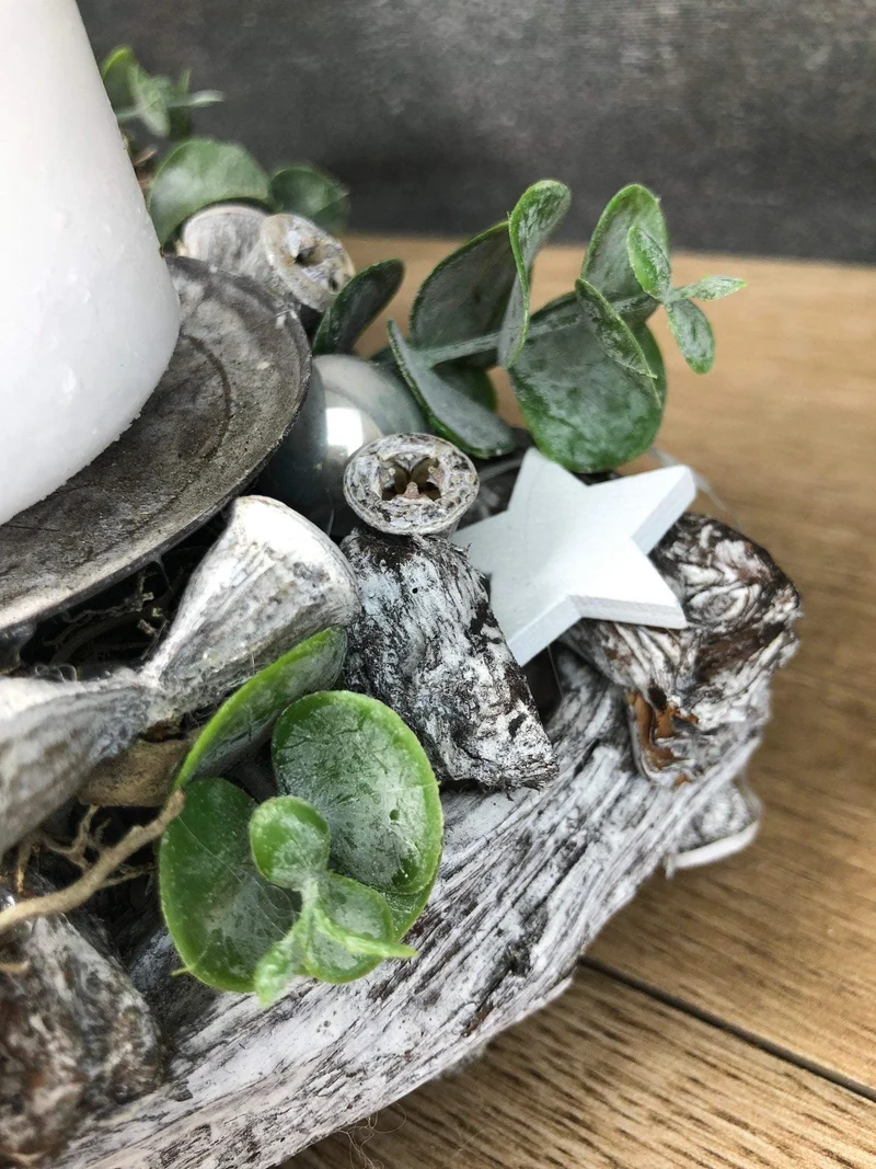 Längliches Adventsgesteck mit Eukalyptus – Tablett Zapfen Advent