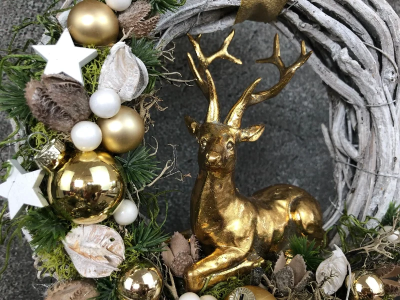 Weihnachtskranz rund mit Hirsch – Haustürdeko handgefertigt