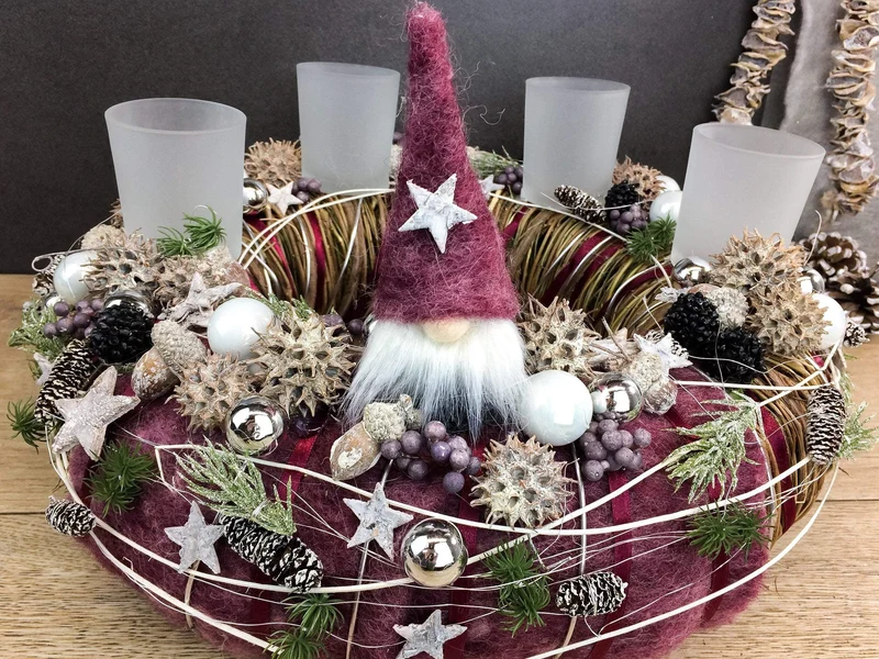 Adventskranz mit Wichtel Figuren – rund handgefertigt langlebig festli