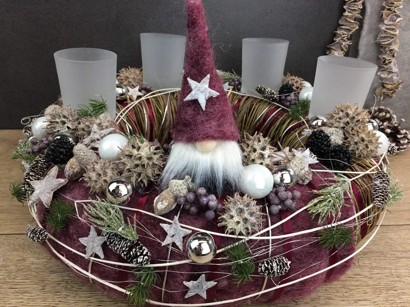 Adventskranz mit Wichtel Figuren – rund handgefertigt langlebig festli