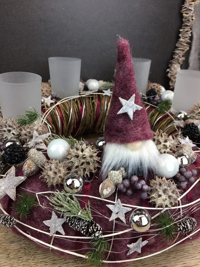 Adventskranz mit Wichtel Figuren – rund handgefertigt langlebig festli