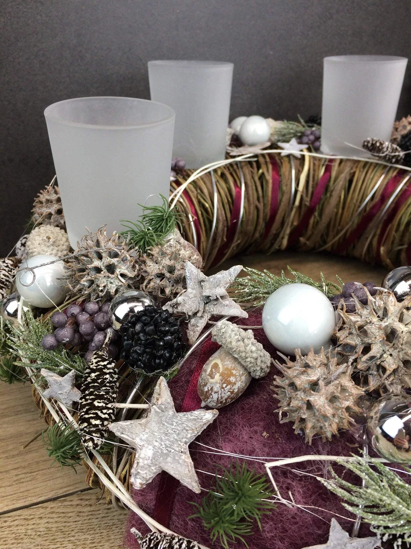 Adventskranz mit Wichtel Figuren – rund handgefertigt langlebig festli