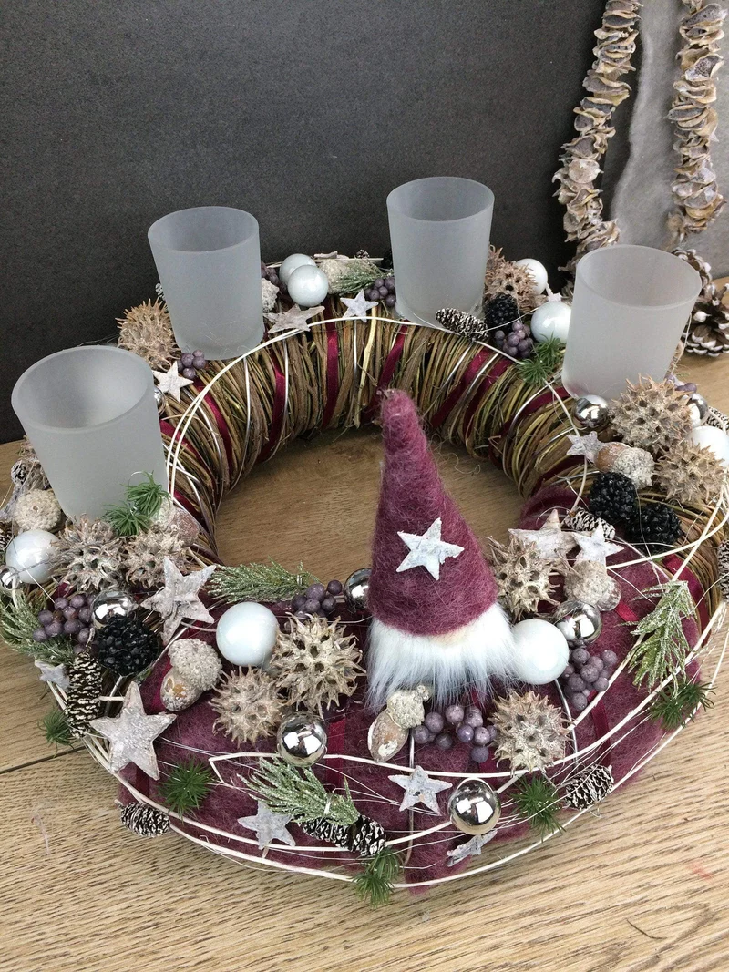 Adventskranz mit Wichtel Figuren – rund handgefertigt langlebig festli
