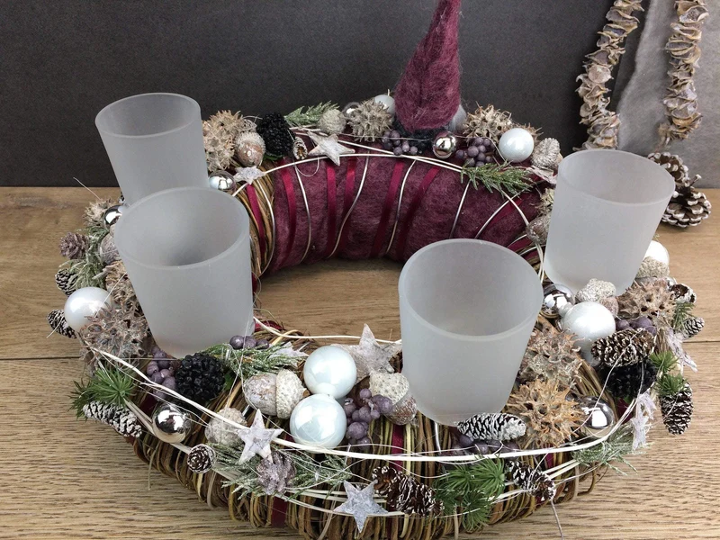 Adventskranz mit Wichtel Figuren – rund handgefertigt langlebig festli