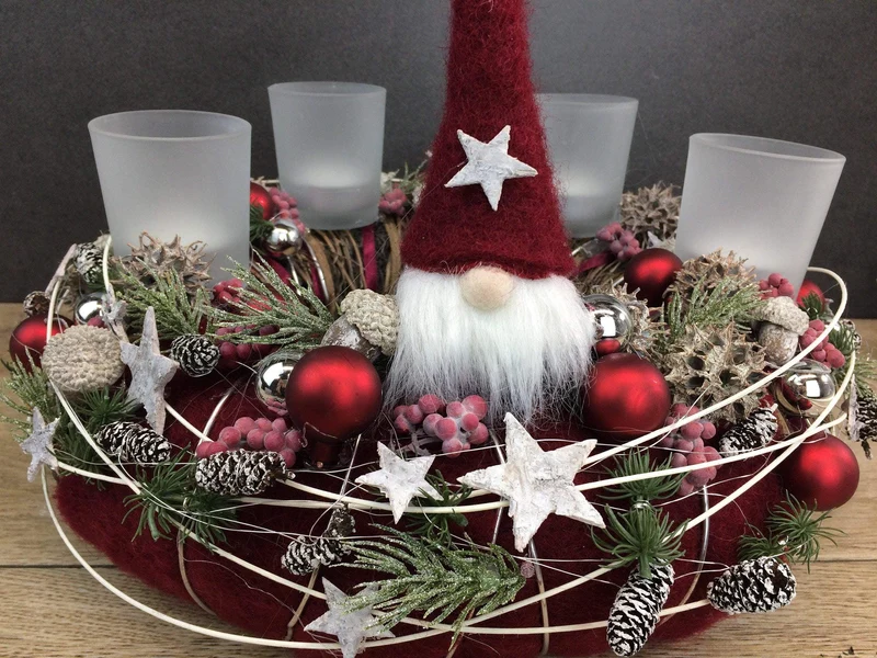 Adventskranz mit Wichtel Figuren – rund handgefertigt langlebig festli