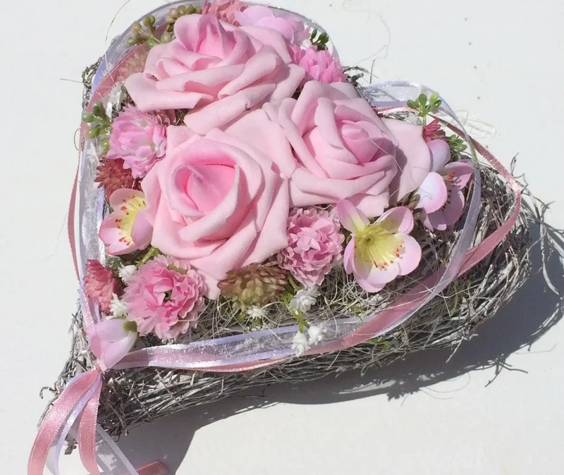 Grabherz aus Seidenblumen Rose – langlebige Grabdekoration